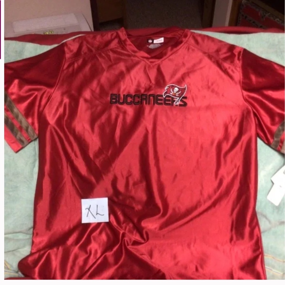 NFL TSMPA BAY Buccaneers shirt NWT